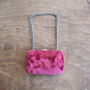 Pequeño bolso vintage - Cartera - Pulsera Red Crushed Velvet Chunky Silver Chain Royal Blue Lining 60's Mid Century Fashion Accessory