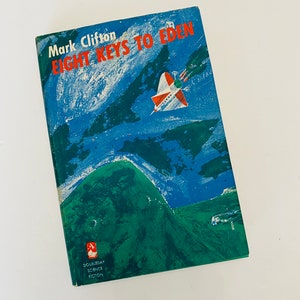 Puede incluir: Una portada de libro de bolsillo vintage con una ilustración azul y verde de un cohete volando sobre una cordillera. El título del libro es "Eight Keys to Eden" de Mark Clifton. La portada también incluye el logotipo de Doubleday Science Fiction.