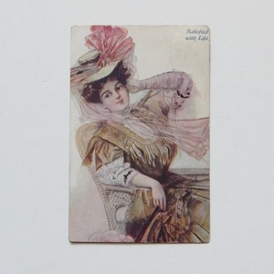Carte postale antique Femme victorienne satisfaite de la vie Pastel Rose &Vert 1910 vintage Papier de mode Ephemera