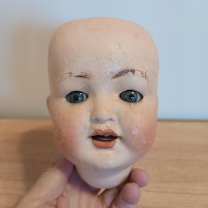 Testa di bambola vintage inquietante - Testa di bambino crepitante con occhi azzurri - Testa aperta in alto da usare per pianta aerea - Bambola giocattolo per adolescenti anni '20 - Parti di bambola