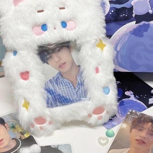 Kawaii harige fotolijst – pluche fotohouder schattige beer | Op K-Pop geïnspireerd decor | Zacht esthetisch kameraccessoire