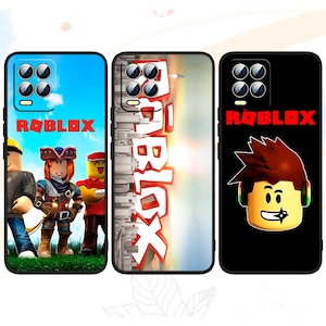 Può includere: Tre custodie per telefono con design del gioco Roblox. Una custodia ha uno sfondo di cielo blu con personaggi di Roblox. Un'altra ha il logo Roblox con un paesaggio urbano. La terza custodia è nera con un personaggio Roblox.