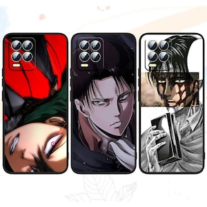Op de afbeelding: Drie zwarte smartphonehoesjes met anime-personage-illustraties. Het linkerhoesje toont een rode achtergrond met een close-up van een oog. Het middelste hoesje toont een personage met donker haar. Het rechterhoesje bevat een zwart-wit mangapaneel.