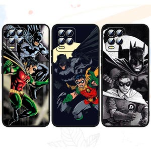 Może przedstawiać: Trzy etui na telefon z ilustracjami komiksowymi Batmana i Robina. Etui przedstawiają Batmana w akcji z Robinem. Paleta kolorów obejmuje czarny, szary, czerwony, zielony i żółty.