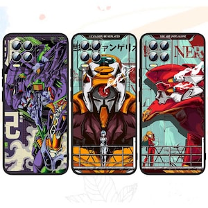 Può includere: Tre custodie per telefono con illustrazioni in stile anime. Le custodie presentano immagini di robot e personaggi dai colori vivaci. Una custodia ha un robot viola, un'altra un robot arancione e la terza un robot rosso. Il testo include "I CAN (NOT) BE REPLACED" e "YOU ARE (NOT) ALONE".