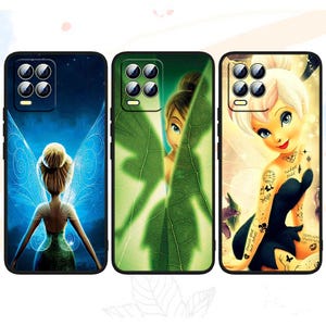 Puede incluir: Tres fundas para teléfono con Tinkerbell, un hada con alas, en diferentes diseños. La primera funda tiene un fondo azul con un hada brillante con alas. La segunda funda tiene un fondo verde con un patrón de hojas y un hada asomándose desde detrás de las hojas. La tercera funda tiene un fondo amarillo con un hada con alas y tatuajes.