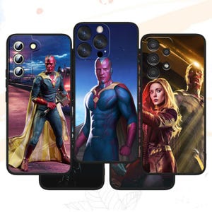 Könnte beinhalten: Drei schwarze Smartphone-Hüllen mit Marvel-Charakteren. Die linke Hülle zeigt Vision mit einem Hammer. Die mittlere Hülle zeigt eine Nahaufnahme von Vision. Die rechte Hülle zeigt Scarlet Witch und Vision zusammen in goldenem Licht.