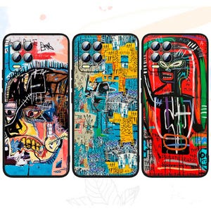 Puede incluir: Tres fundas para teléfono con diseños de arte abstracto coloridos. Las fundas presentan pinceladas audaces y elementos de estilo graffiti en una vibrante paleta de azules, rojos, amarillos y negro. Cada funda tiene un recorte para la cámara.