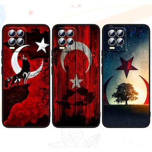 以下が含まれることがあります： トルコ国旗のデザインの携帯電話ケース3つ。1つは、赤い背景に三日月と星に向かって遠吠えするオオカミが描かれています。もう1つは、三日月と星のある木目調のテクスチャです。3つ目は木のシルエットです。