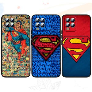 Może przedstawiać: Trzy etui na telefon z motywami Supermana. Jedno etui przedstawia kolaż komiksowy, drugie ma niebieskie tło ze słowem "Superman" powtórzonym, a trzecie prezentuje logo Supermana na czerwono-niebieskim tle.