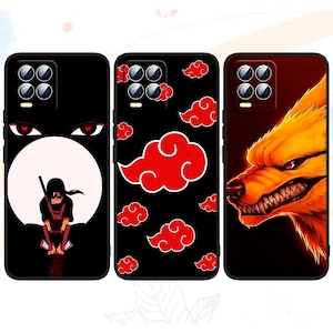 Op de afbeelding: Drie zwarte telefoonhoesjes met anime-ontwerpen. Eén heeft rode ogen over een witte cirkel met een personage, een andere heeft rode wolken op een zwarte achtergrond en de laatste toont een grommende oranje vos.