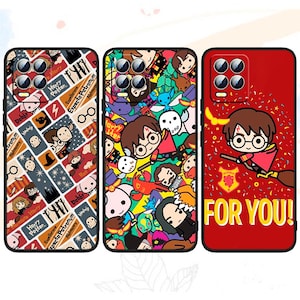 Peut inclure: Trois coques de téléphone avec des motifs sur le thème d'Harry Potter. L'une est rouge avec un dessin animé d'Harry Potter et le texte "FOR YOU!". Les deux autres présentent divers personnages et symboles de la série Harry Potter.