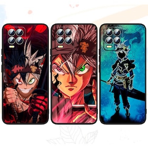 Peut inclure: Trois coques de téléphone avec des illustrations de personnages d'anime. Les coques présentent des illustrations vibrantes d'un personnage aux cheveux hérissés, à l'expression déterminée et avec une épée. Les fonds sont rouges, roses et bleus.