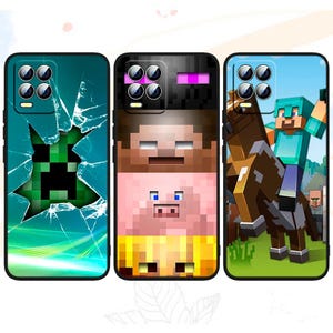 Op de afbeelding: Drie telefoonhoesjes met Minecraft-ontwerpen. Eén hoesje heeft een groen Creeper-ontwerp met een gebarsten schermeffect. Een andere heeft pixelachtige Steve- en varkensontwerpen. De derde toont Steve op een paard.