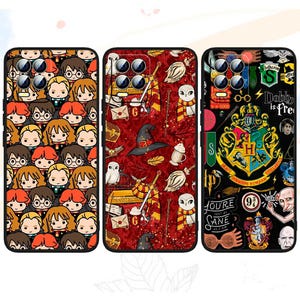 Peut inclure: Trois coques de téléphone avec des motifs différents. L'une présente des personnages de dessins animés, une autre a un fond rouge avec un chapeau de sorcière et un hibou, et la troisième a un blason et le texte "Dobby is free".