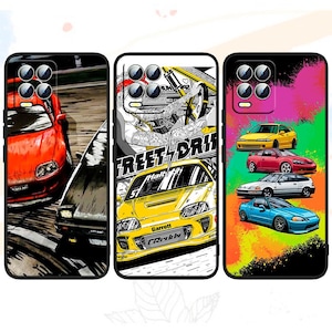 Könnte beinhalten: Drei Handyhüllen mit Auto-Designs. Eine zeigt einen roten Sportwagen, eine andere einen gelben Wagen mit dem Text "FREE DRIFT", und die dritte zeigt mehrere farbige Autos.