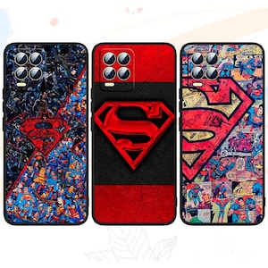 Może przedstawiać: Trzy etui na telefon z motywami Supermana. Jedno etui ma kolaż postaci z komiksów, drugie ma czerwono-czarny wzór z logo Supermana, a trzecie kolaż komiksów z logo Supermana.