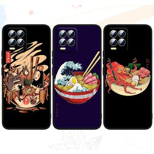 Op de afbeelding: Drie telefoonhoesjes met Japans geïnspireerde ontwerpen. Eén heeft Totoro en een personage uit Spirited Away in een ramenkom. Een andere toont een golf en ramen. De derde toont een octopus in een ramenkom. Alle hoesjes zijn zwart.