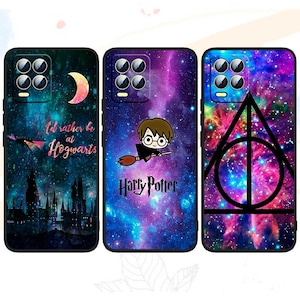 Könnte beinhalten: Drei Handyhüllen mit Galaxie-Hintergrund. Die erste Hülle zeigt eine Silhouette von Hogwarts und den Text "I'd rather be at Hogwarts". Die zweite Hülle zeigt eine Comicfigur von Harry Potter auf einem Besen und den Text "Harry Potter". Die dritte Hülle zeigt ein schwarzes Dreieck mit einem Kreis darin, ein Symbol aus der Harry Potter-Reihe.