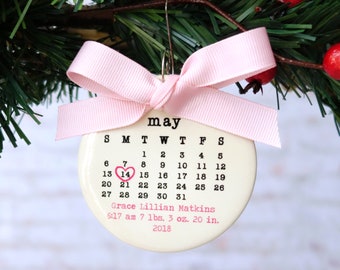 PRIMERA NAVIDAD DEL BEBÉ adorno, adorno de bebé, adorno de Navidad personalizado, fecha de nacimiento, máquina de escribir, regalo de baby shower, adorno personalizado