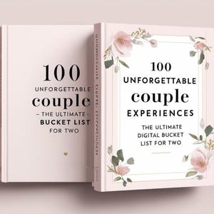 以下が含まれることがあります： 「100 Unforgettable Couple Experiences」と「The Ultimate Digital Bucket List for Two」というテキストが書かれた2冊の薄いピンク色の本。本は花の模様で飾られており、ピンクのバラの隣にあります。