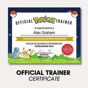 Op de afbeelding: Een blauw en wit Pokémon-trainercertificaat met een blauwe achtergrond en sterren. Het certificaat is voor Alex Graham en vermeldt dat hij een gecertificeerde Pokémon-trainer is. Het certificaat bevat een cartoonafbeelding van een Squirtle en Pikachu.