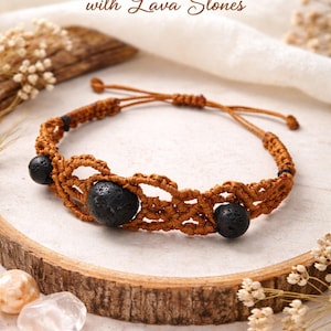 Può includere: Bracciale macramè fatto a mano con pietre laviche. Il bracciale marrone presenta tre perle nere in pietra lavica. Il testo "HANDMADE MACRAME BRACELET with Lava Stones" è nell'immagine.