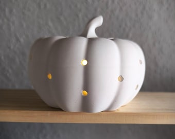 Ceramic pumpkin tealight holder with LED – Handmade KeraFun Raysin lantern, autumn decoration & Halloween lighting