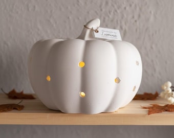 Ceramic pumpkin tealight holder with LED – Handmade KeraFun Raysin lantern, autumn decoration & Halloween lighting