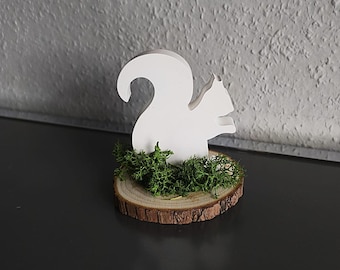 Autumn decoration squirrel on tree disc – Handmade KeraFun ceramic figure with moss – Natural decoration, gift idea, rustic table decoration