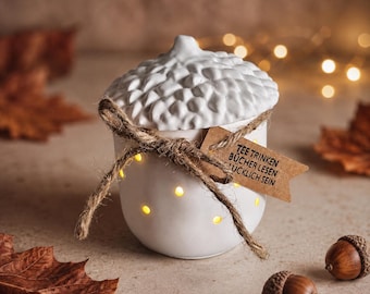 Acorn-shaped tealight holder with LED light – hand-poured autumn decoration made from casting powder | Gift for cozy evenings | 9 × 11 cm