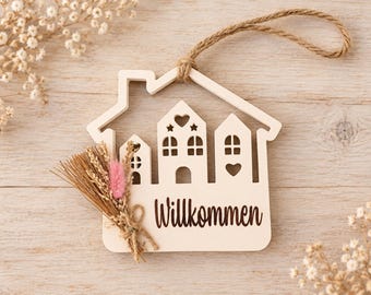 Welcome door sign in the shape of a house | Hanging decoration with small houses and dried flowers