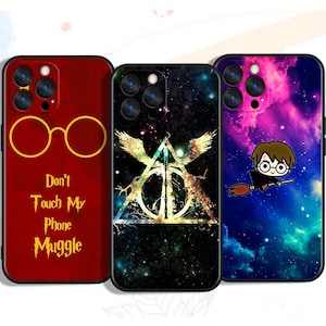 Könnte beinhalten: Drei Handyhüllen mit Harry-Potter-Motiven. Eine ist bordeauxfarben mit goldfarbener Brille und dem Text "Don't Touch My Phone Muggle". Eine andere zeigt das Symbol der Heiligtümer des Todes. Die dritte zeigt eine Cartoonfigur auf einem Besen.