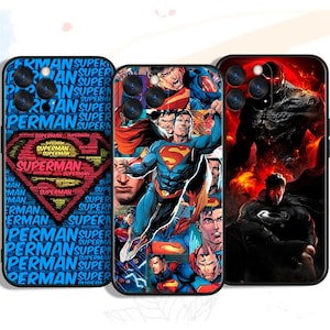 Może przedstawiać: Trzy etui na telefon z motywami Supermana. Jedno etui jest niebieskie ze słowem "Superman" w kształcie serca. Drugie etui przedstawia Supermana w akcji. Trzecie etui ma ciemne, ogniste tło z sylwetką.