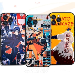 Op de afbeelding: Drie telefoonhoesjes met anime-personages. De hoesjes hebben zwarte randen en kleurrijke ontwerpen. Eén hoesje heeft een personage in een zwarte mantel, een ander heeft een personage in een oranje outfit en de derde heeft een gele achtergrond met Japanse tekst.