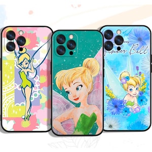 Può includere: Tre custodie per telefono con Trilly, una fata Disney. Le custodie sono rosa, verde e blu con motivi floreali e illustrazioni di Trilly. Il testo sulla custodia blu dice "Tinker Bell Version".