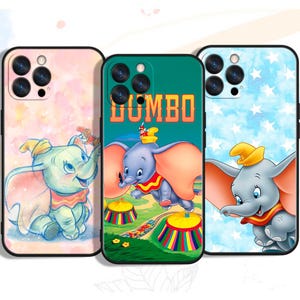 Op de afbeelding: Drie telefoonhoesjes met een cartoon afbeelding van Dumbo de olifant. De eerste hoes is roze met een aquareleffect. De tweede hoes is groen met het woord "DUMBO" in witte letters. De derde hoes is blauw met een wit sterrenpatroon.