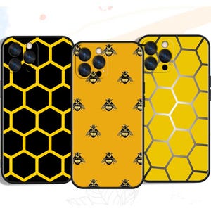 Può includere: Tre custodie per telefono con disegni a tema api. Una custodia ha un motivo a nido d'ape nero, un'altra presenta uno sfondo giallo con illustrazioni di api e la terza ha un motivo a nido d'ape giallo.