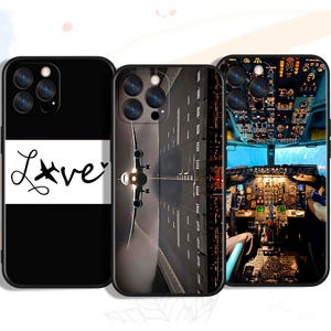 Pode incluir: Três capas de telemóvel pretas. Uma capa tem a palavra "Love" com um símbolo de avião. Outra capa apresenta um avião numa pista. A terceira capa mostra um cockpit de avião com vários indicadores e controlos.