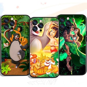 Pode incluir: Três capas de telefone diferentes com personagens do Livro da Selva da Disney. A primeira capa apresenta Baloo o urso, Mowgli e Kaa a cobra. A segunda capa apresenta Mowgli e Bagheera a pantera. A terceira capa apresenta Shere Khan o tigre, Mowgli e Baloo.