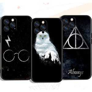 Op de afbeelding: Drie zwarte telefoonhoesjes met witte afbeeldingen. Eén heeft een bliksemschicht en een bril, een andere een sneeuwuil boven een kasteel en de laatste een driehoek met het woord "Always".