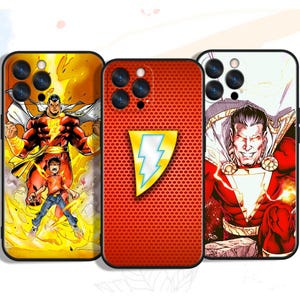 Könnte beinhalten: Drei Handyhüllen mit Shazam-Comic-Motiven. Die Hüllen zeigen lebendige Illustrationen des Superhelden in Aktion, mit kräftigen Farben und dynamischen Posen. Eine Hülle hat einen roten Hintergrund mit einem gelben Blitzlogo.