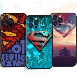 Może przedstawiać: Trzy różne etui na telefon z motywem superbohatera. Pierwsze etui jest czerwone i żółte z powtarzającymi się napisami "Superman" i "Of Steel". Drugie etui jest niebieskie i turkusowe z czerwonym logo Supermana. Trzecie etui przedstawia zachód słońca z logo Supermana w chmurach.