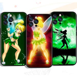 Peut inclure: Trois coques de téléphone avec des designs différents mettant en scène Tinkerbell, une fée aux ailes vertes et à la robe jaune. La première coque a un fond vert avec Tinkerbell en vol, la deuxième coque a un fond rouge avec Tinkerbell en vol, et la troisième coque a un fond vert avec une silhouette de Tinkerbell en vol.