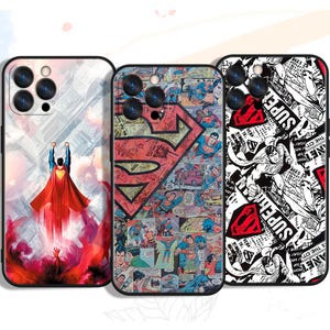 Może przedstawiać: Trzy różne etui na telefon z motywem superbohatera. Pierwsze etui ma czerwono-biało-niebieskie logo Supermana na białym tle. Drugie etui ma logo Supermana na czarno-białym tle komiksowym. Trzecie etui ma logo Supermana na białym tle z czerwono-biało-niebieskim logo Supermana.