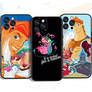 Può includere: Tre diverse custodie per telefono con personaggi del film Disney Hercules. La prima custodia presenta un primo piano del viso di Ercole. La seconda custodia presenta un mostro viola e rosa con il testo "It is locked for a reason". La terza custodia presenta un collage di personaggi del film, tra cui Ercole, Ade e Dolore e Panico.