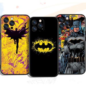 Może przedstawiać: Trzy etui na telefon z motywami Batmana. Jedno etui ma żółte tło komiksowe z sylwetką Batmana. Drugie jest czarne z żółtym logo Batmana. Trzecie etui ma ilustrację Batmana z tłem komiksowym.