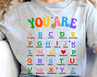 Camiseta con afirmaciones del alfabeto, camiseta para profesores con palabras positivas, ropa para el aula SEL