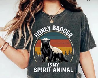 Camiseta Comfort Colors Honey Badger, camiseta con diseño de animal espiritual, regalo para amantes de los tejones, camiseta con estampado de animales genial para hombres y mujeres.