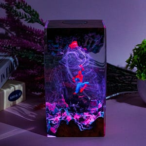 Handmade  Spider Hero vs Ve.no.m Resin Lamp – Handmade Superhero Epoxy Diorama – City Battle Scene Light, Unique Decor & Gift for Comic Fans